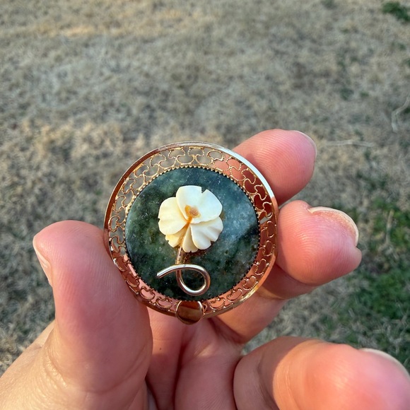 VINTAGE 12K GF Genuine Jade Green GemStone Flower Brooch - Picture 3 of 3